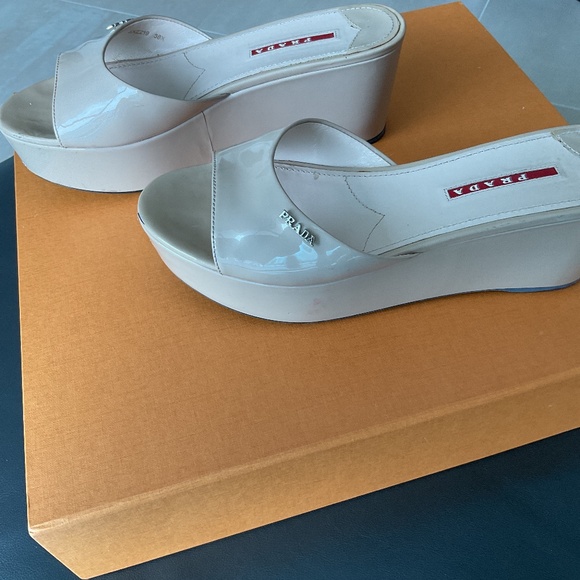 Authentic Prada patent leather platform slide sandals beige/creme size 38.5 - Picture 3 of 7
